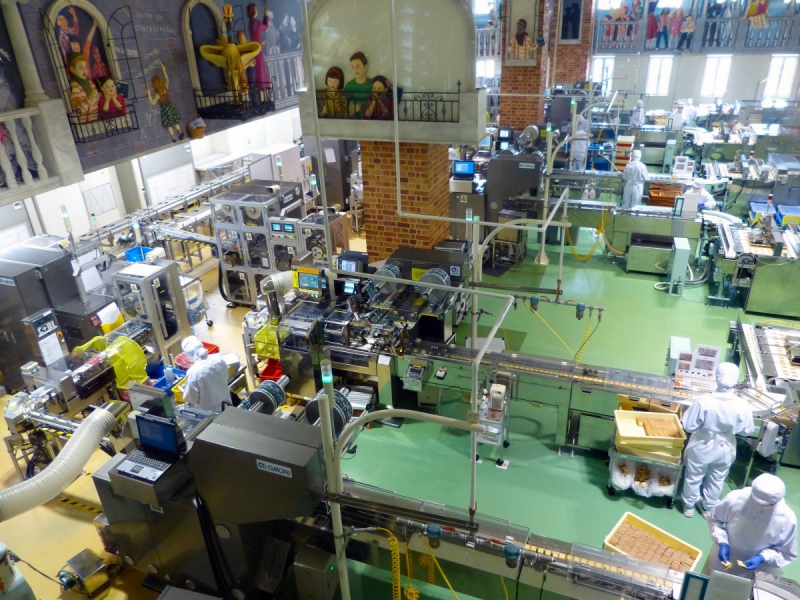 patisserie-MOULINET-min_japan_sapporo_chocolate_factory_label_packaging_cookie_machine_operators-961509