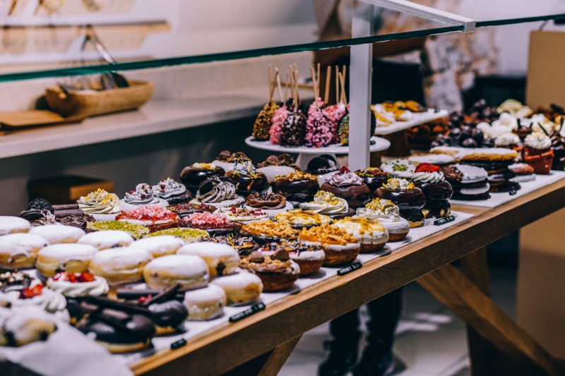 patisserie-MOULINET-min_shop_dessert_pastry_bakery_counter-184398